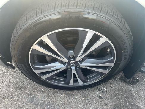 Used 2018 Nissan Pathfinder Platinum image 16