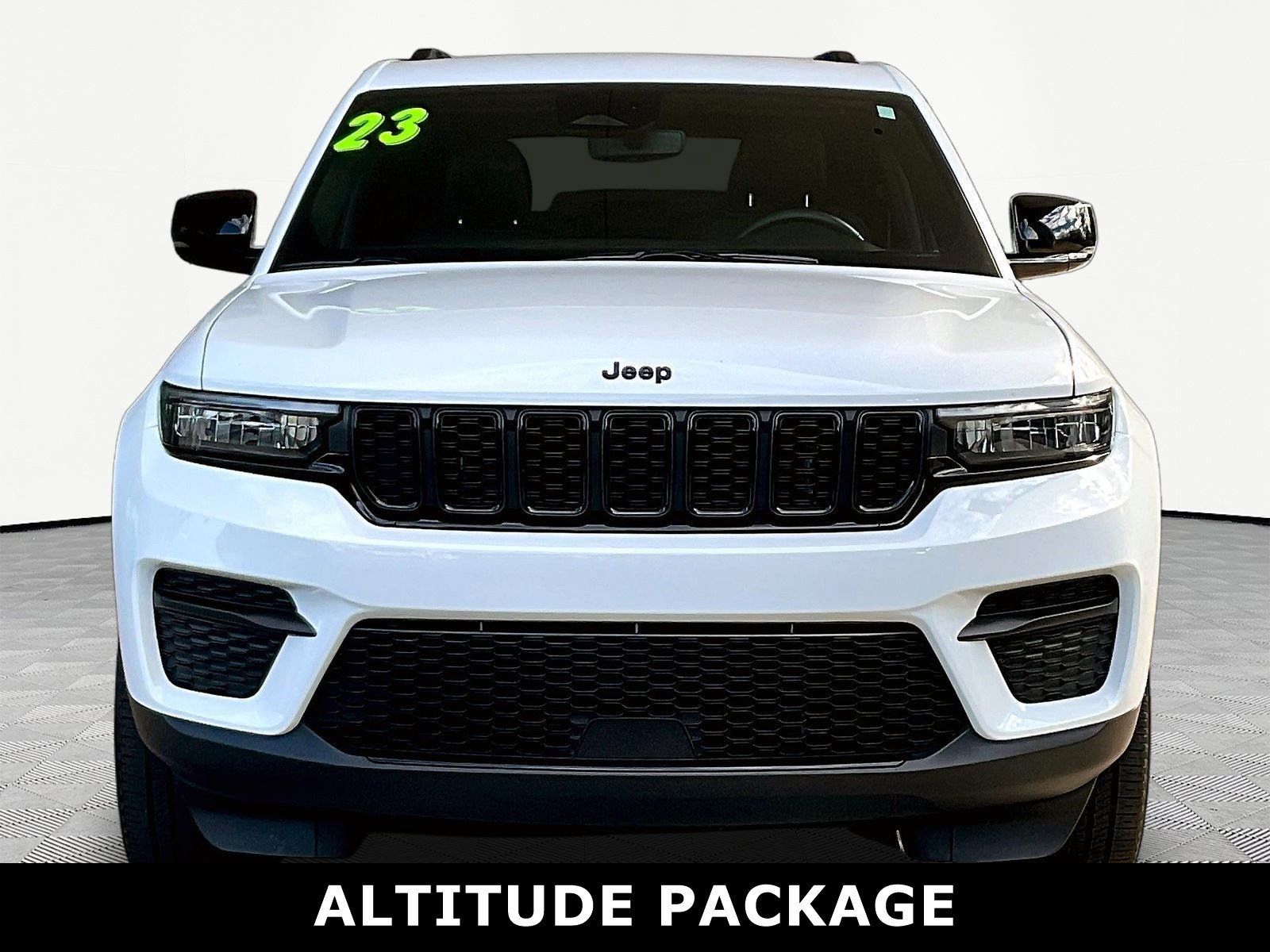 Used 2023 Jeep Grand Cherokee Altitude AWD/4WD image 2
