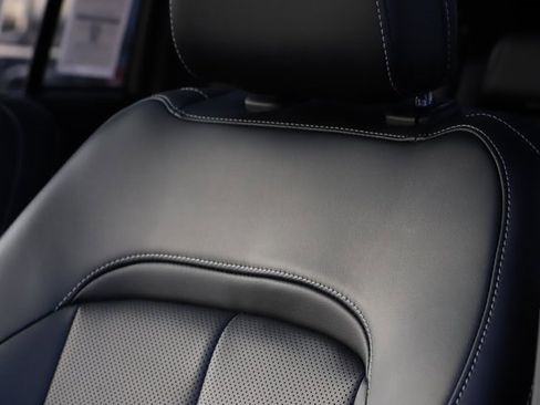 New 2025 Jeep Grand Cherokee Limited image 11