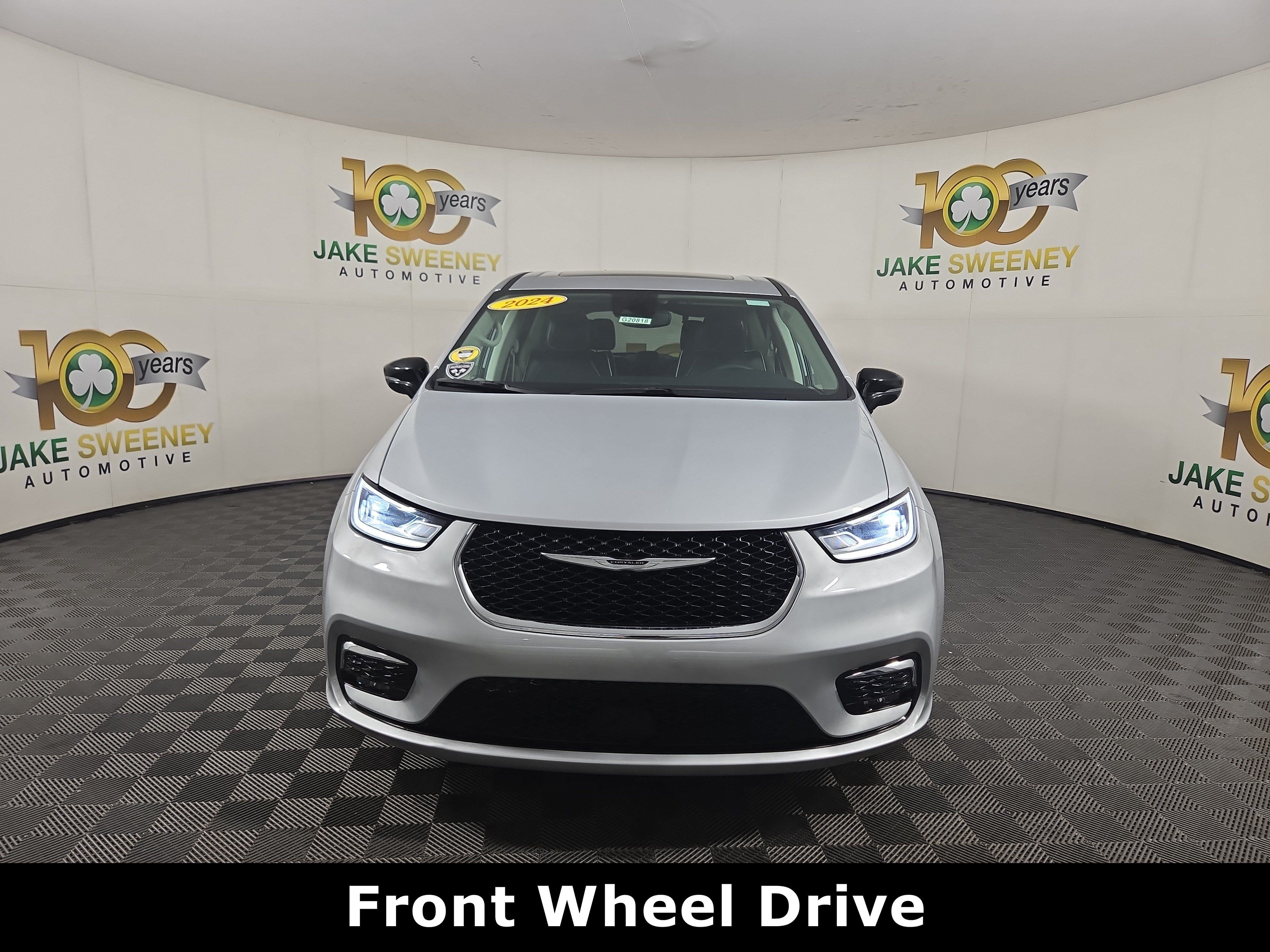 Used 2024 Chrysler Pacifica Limited FWD image 2