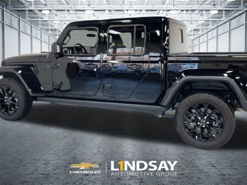 Used 2025 Jeep Gladiator Sport image 7