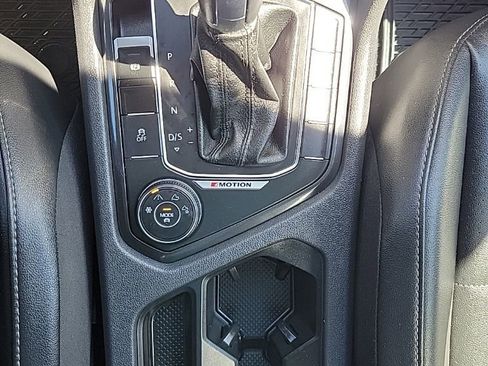 Used 2018 Volkswagen Tiguan SE w/ Panoramic Sunroof Package image 9
