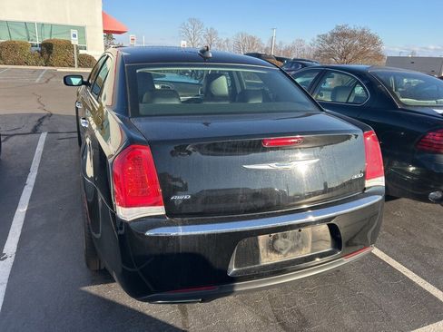 Used 2018 Chrysler 300 Limited image 6