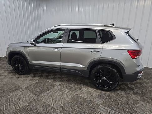 Used 2023 Volkswagen Taos SE w/ Panoramic Sunroof Package AWD/4WD image 4