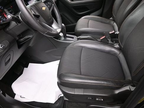 Used 2022 Chevrolet Trax LT w/ LT Convenience Package AWD/4WD image 8