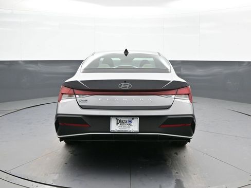 Certified 2025 Hyundai Elantra SE image 7