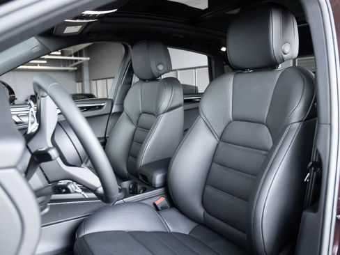 Certified 2026 Porsche Macan AWD/4WD image 5