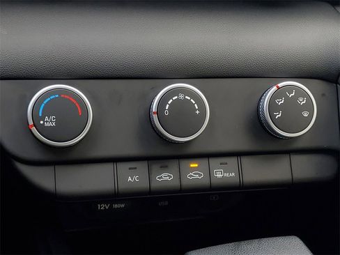 Used 2025 Hyundai Elantra SE image 20