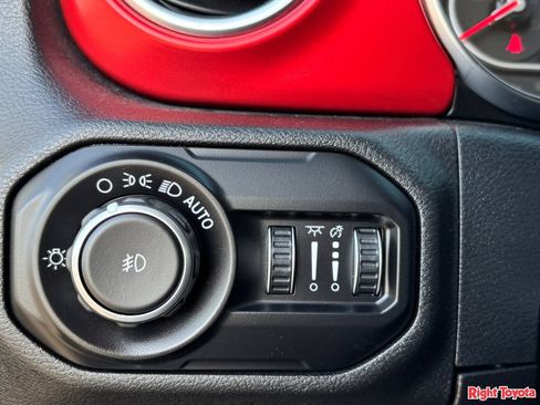 Used 2021 Jeep Wrangler Unlimited Rubicon AWD/4WD image 30
