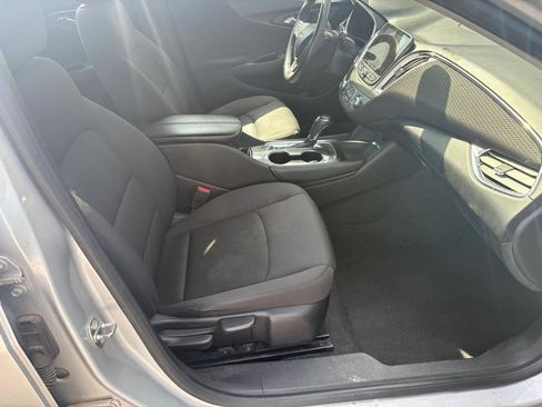 Used 2017 Chevrolet Malibu LT image 11