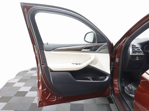 Certified 2025 BMW X4 xDrive30i image 5