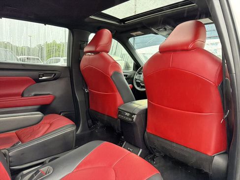 Used 2021 Toyota Highlander XSE FWD image 19
