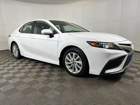Used 2023 Toyota Camry SE image 2