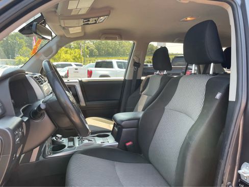 Used 2020 Toyota 4Runner SR5 AWD/4WD image 12