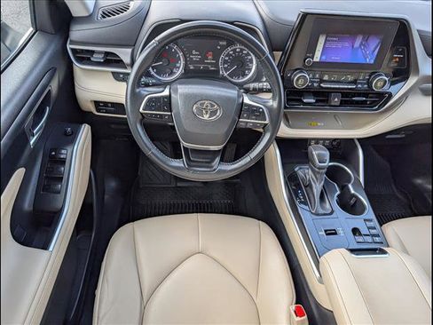 Used 2023 Toyota Highlander XLE image 8