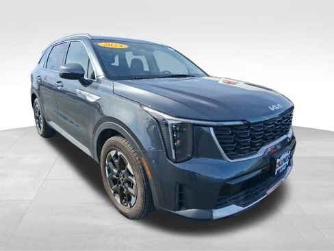 Used 2024 Kia Sorento S image 4