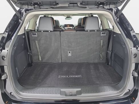Certified 2025 Toyota Highlander Limited AWD/4WD image 32