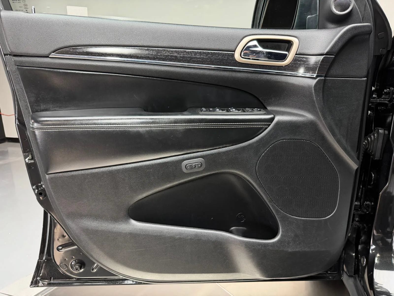 Used 2014 Jeep Grand Cherokee Limited RWD image 24