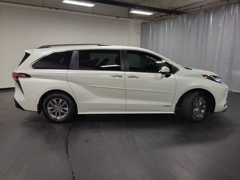 Used 2021 Toyota Sienna XLE image 9