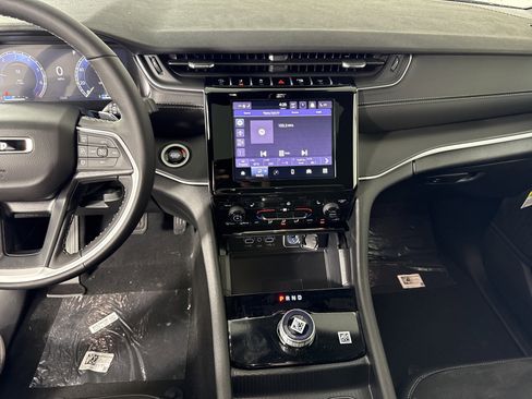 New 2025 Jeep Grand Cherokee Altitude image 22