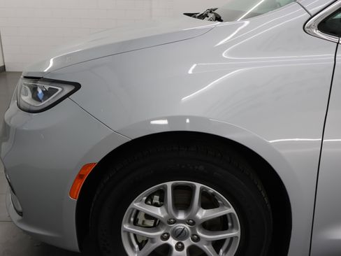 Used 2024 Chrysler Pacifica Touring-L image 35