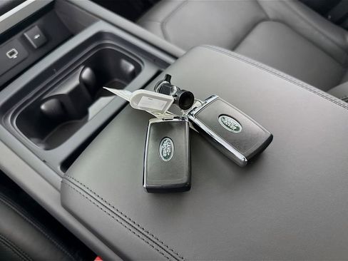 Used 2024 Land Rover Defender 110 SE image 17