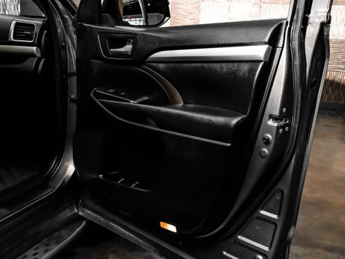 Used 2018 Toyota Highlander XLE FWD image 48