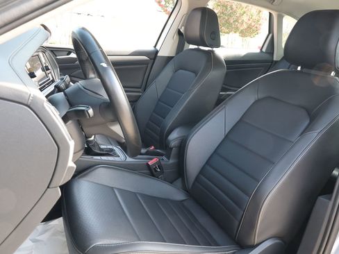 Used 2024 Volkswagen Jetta SE FWD image 29