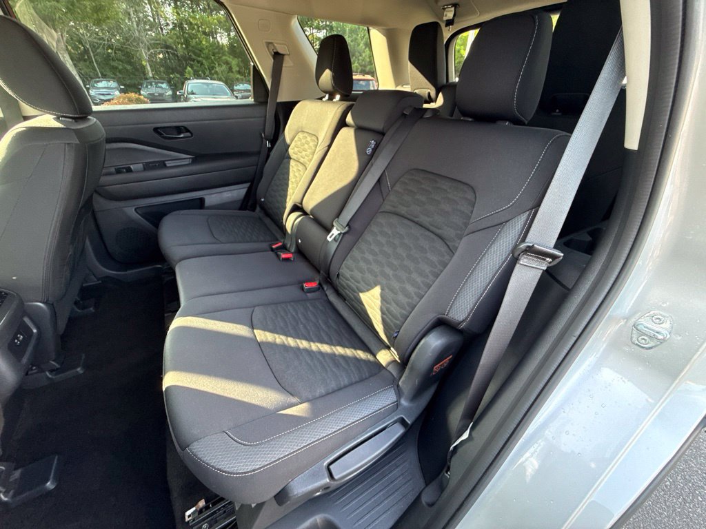 Used 2025 Nissan Pathfinder SV FWD image 32