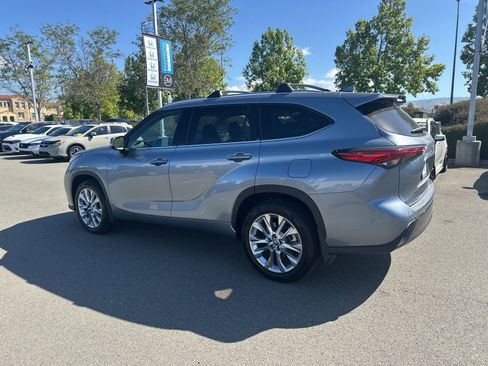 Used 2023 Toyota Highlander Limited FWD image 4