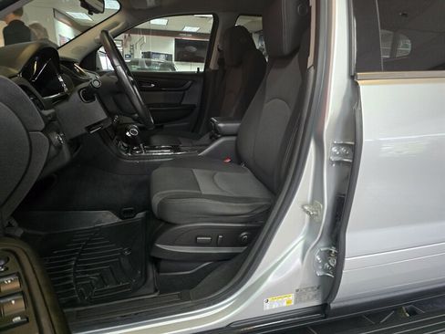 Used 2015 Chevrolet Traverse LT w/ Style and Technology Package FWD image 9