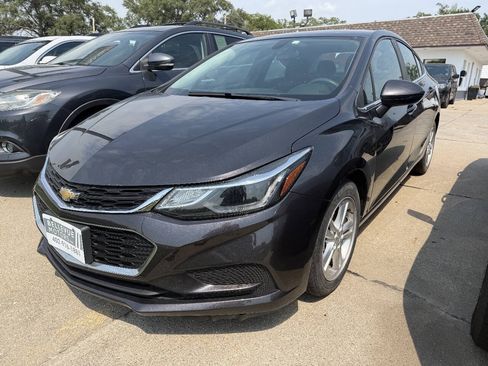 Used 2017 Chevrolet Cruze LT w/ Convenience Package FWD image 2