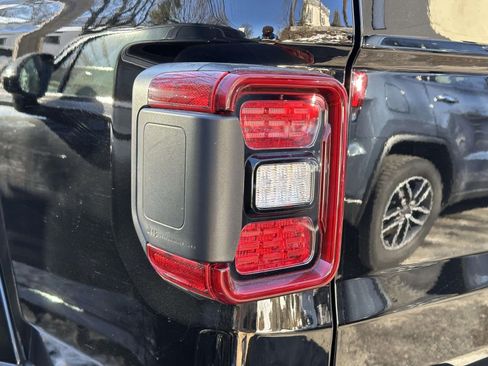 Used 2022 Jeep Gladiator Overland w/ Popular Equipment Package image 8