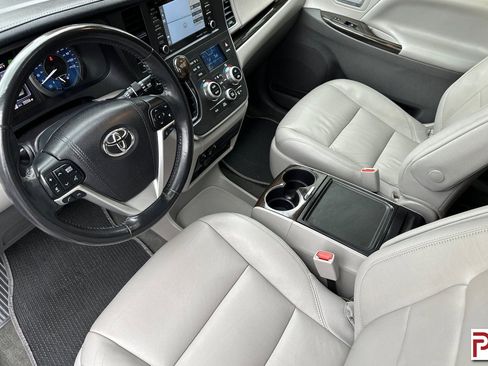 Used 2018 Toyota Sienna XLE Premium image 11