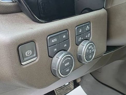 Used 2022 Chevrolet Silverado 1500 LTZ w/ LTZ Premium Package AWD/4WD image 16