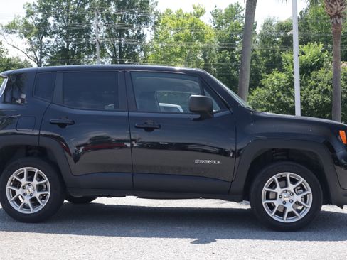 Used 2023 Jeep Renegade Latitude AWD/4WD image 6