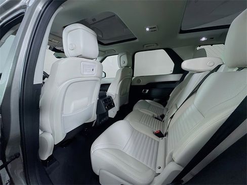 Used 2024 Land Rover Discovery S image 17