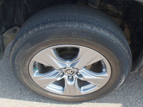 Used 2024 Toyota RAV4 XLE FWD image 25