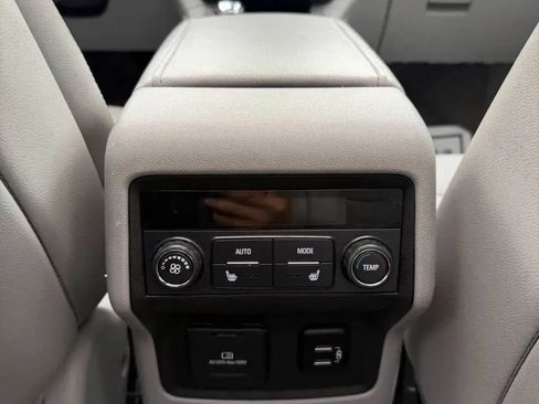 Used 2018 GMC Acadia SLT w/ LPO, Black Accent Package AWD/4WD image 21