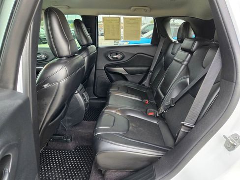 Used 2019 Jeep Cherokee Latitude Plus w/ Comfort/Convenience Group AWD/4WD image 30
