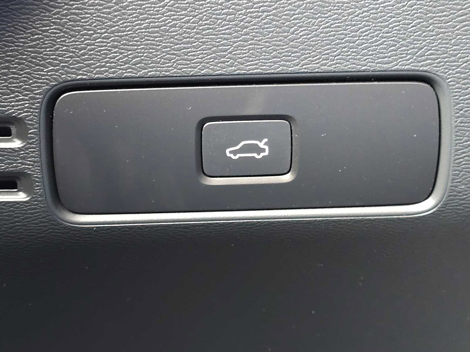 Certified 2024 Volvo XC40 B5 Plus w/ Protection Package Premier AWD/4WD image 32