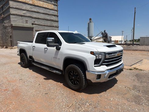 Used 2024 Chevrolet Silverado 2500 LTZ AWD/4WD image 2