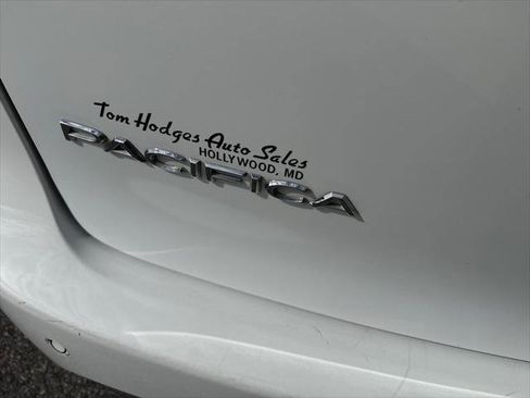 Used 2024 Chrysler Pacifica Touring-L FWD image 7