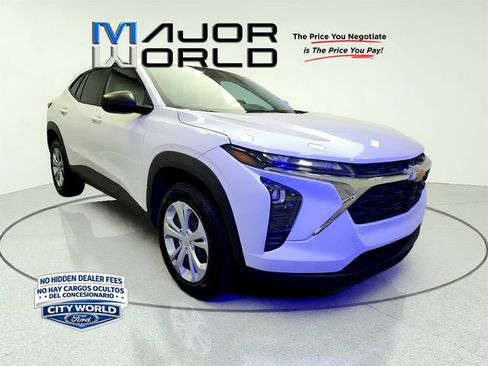 Used 2025 Chevrolet Trax LS FWD image 2