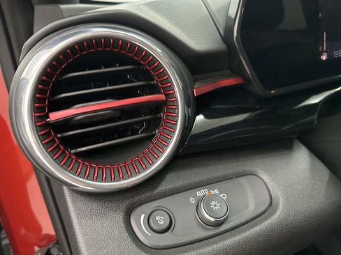 Used 2024 Chevrolet Trax RS w/ Sunroof Package image 19