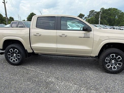 Used 2023 Chevrolet Colorado Z71 w/ Z71 Convenience Package 2 AWD/4WD image 4