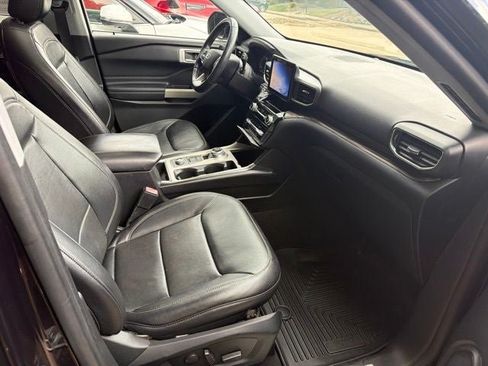 Used 2021 Ford Explorer Limited w/ Equipment Group 301A AWD/4WD image 30