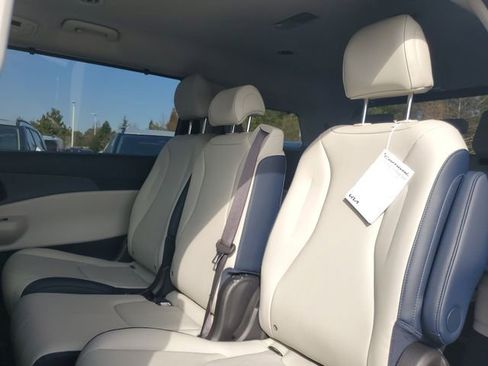 New 2026 Kia Carnival EX image 9