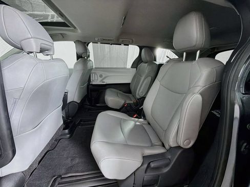 Used 2025 Toyota Sienna XLE FWD image 27