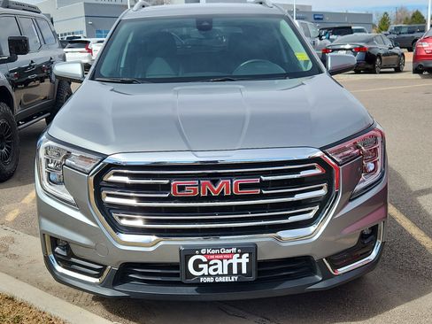 Used 2024 GMC Terrain SLT image 2